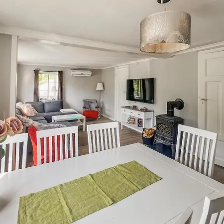 3 Bedroom Cozy In